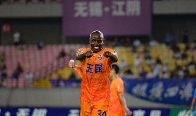 华体会官网入口-越老越生猛谁也挡不住！ 穆谢奎上演冲超帽子戏法