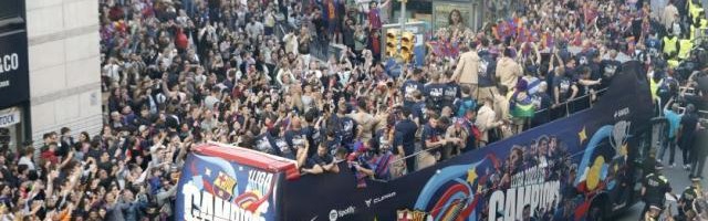 华体会官网-巴萨巡游庆祝夺冠：数万人狂欢，梅西名字又成歌词