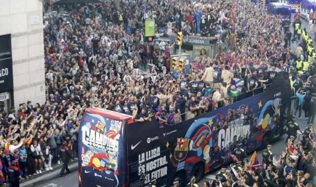 华体会官网-巴萨巡游庆祝夺冠：数万人狂欢，梅西名字又成歌词